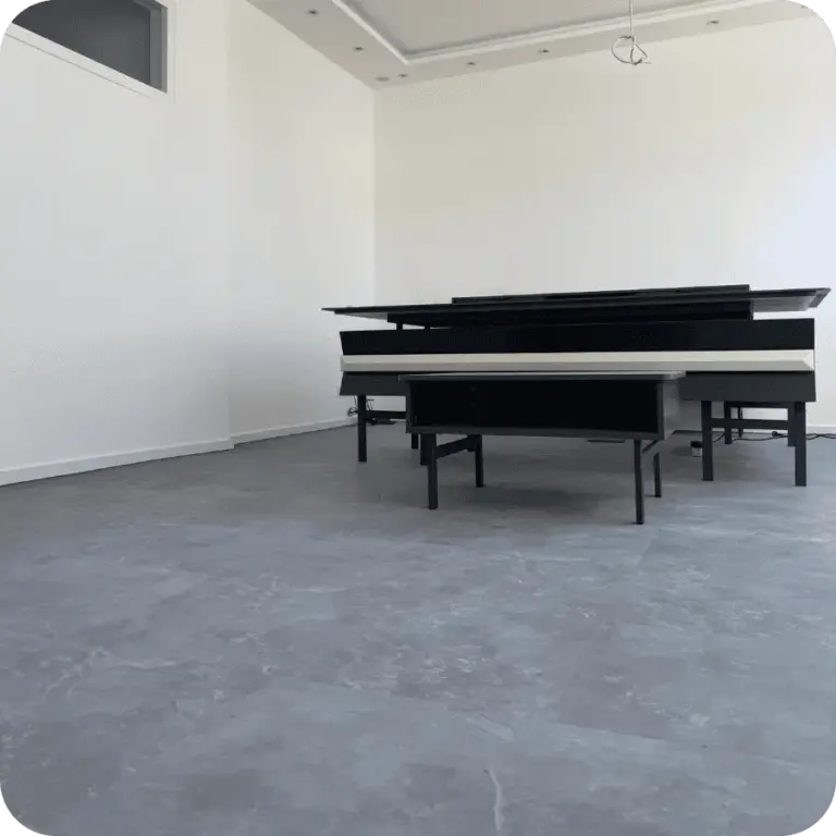 Professionell verlegter Designboden in Steinoptik in einem modern eingerichteten Büro oder Gewerberaum in Neumünster.