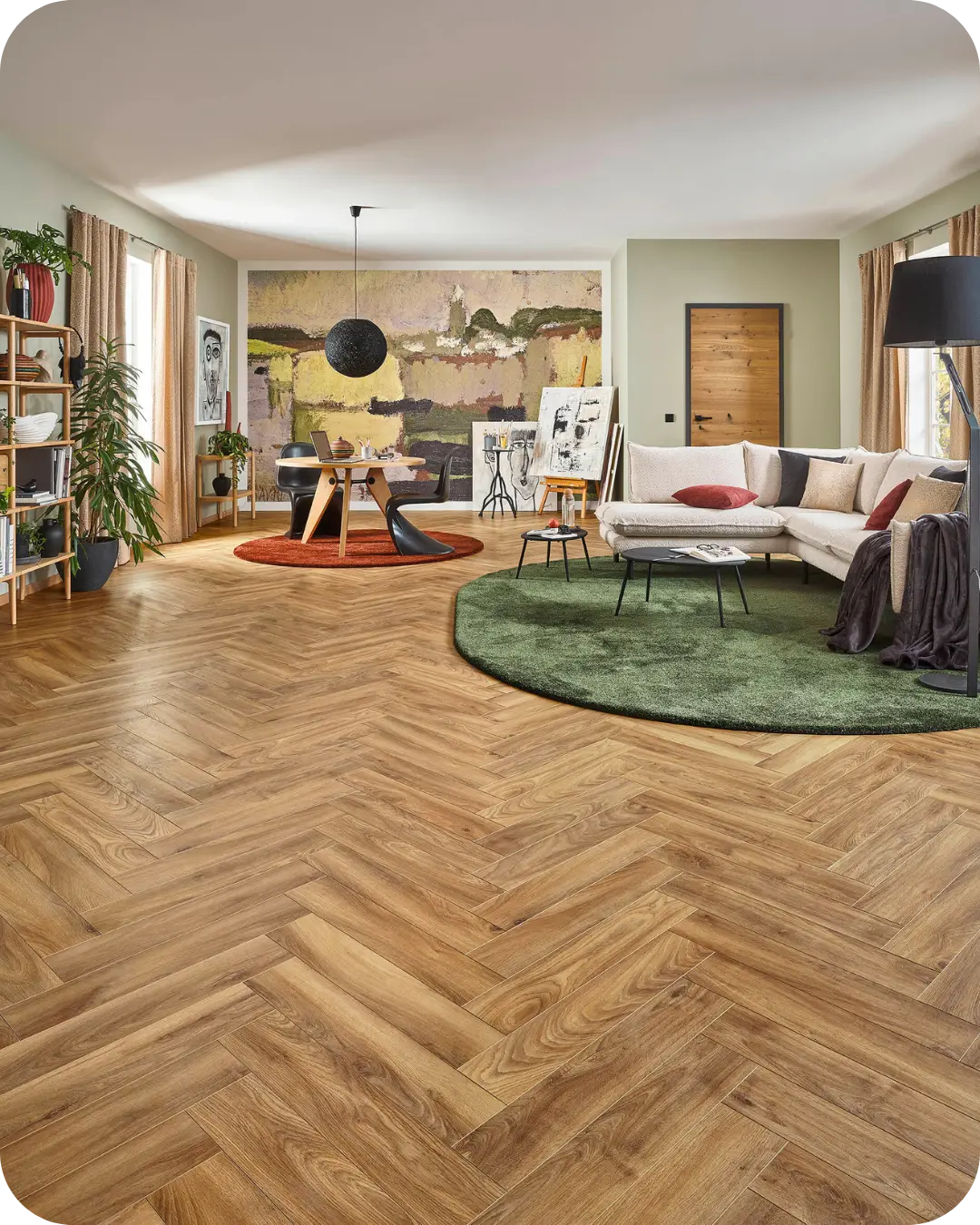 Fischgrät Laminatboden modern verlegt in Wohnzimmer