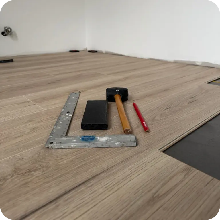 Professionelle Laminatverlegung mit präzisem Werkzeug – Handwerkliche Bodenverlegung in Neumünster.