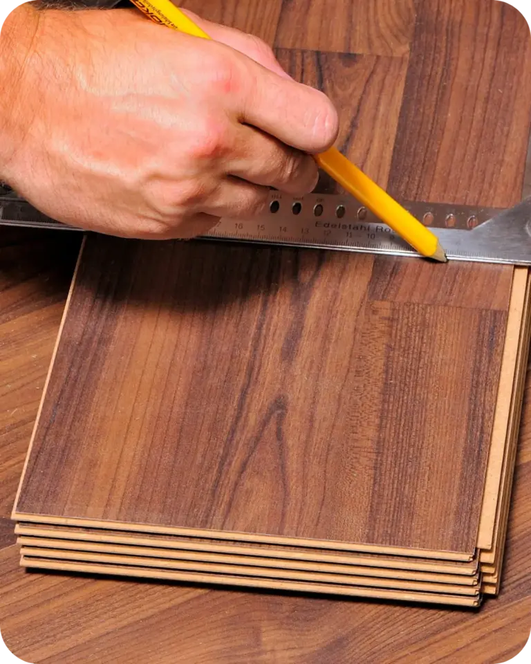 Fachgerechtes Zuschneiden von Laminatboden mit Präzision