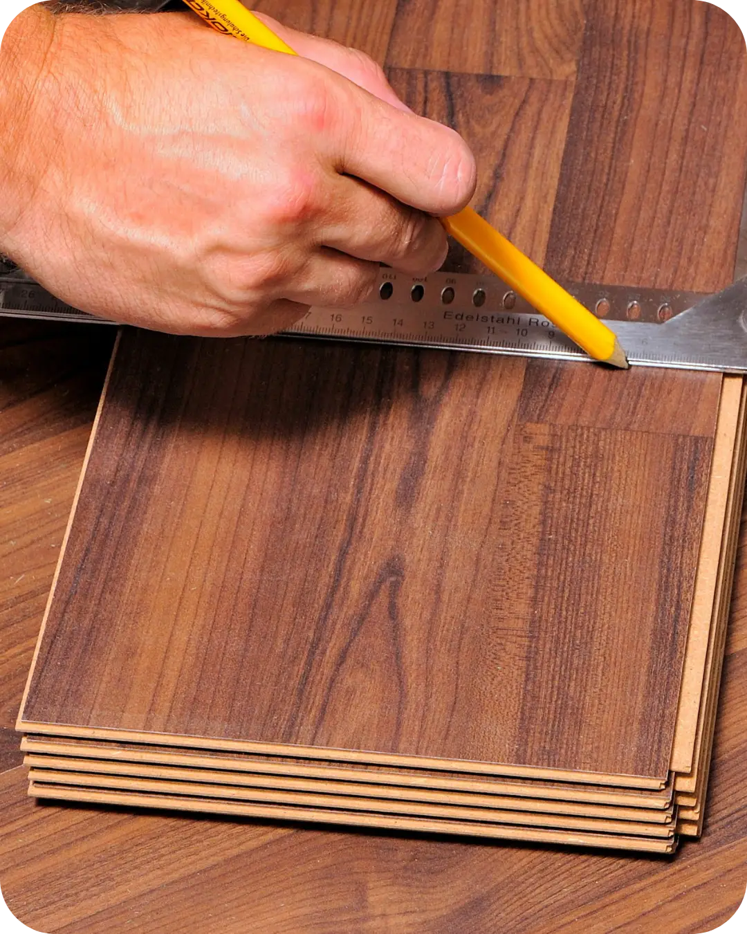 Laminatboden wird verlegt