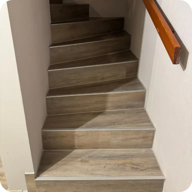 Professionell renovierte Treppe mit Vinylboden in Holzoptik – Langlebig, modern und rutschfest.