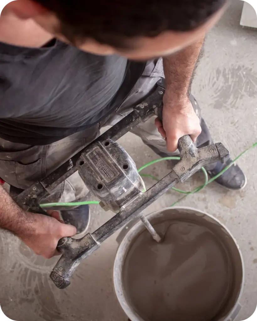 Handwerker beim Anmischen von Spachtelmasse – essenzieller Schritt für eine optimale Untergrundvorbereitung.