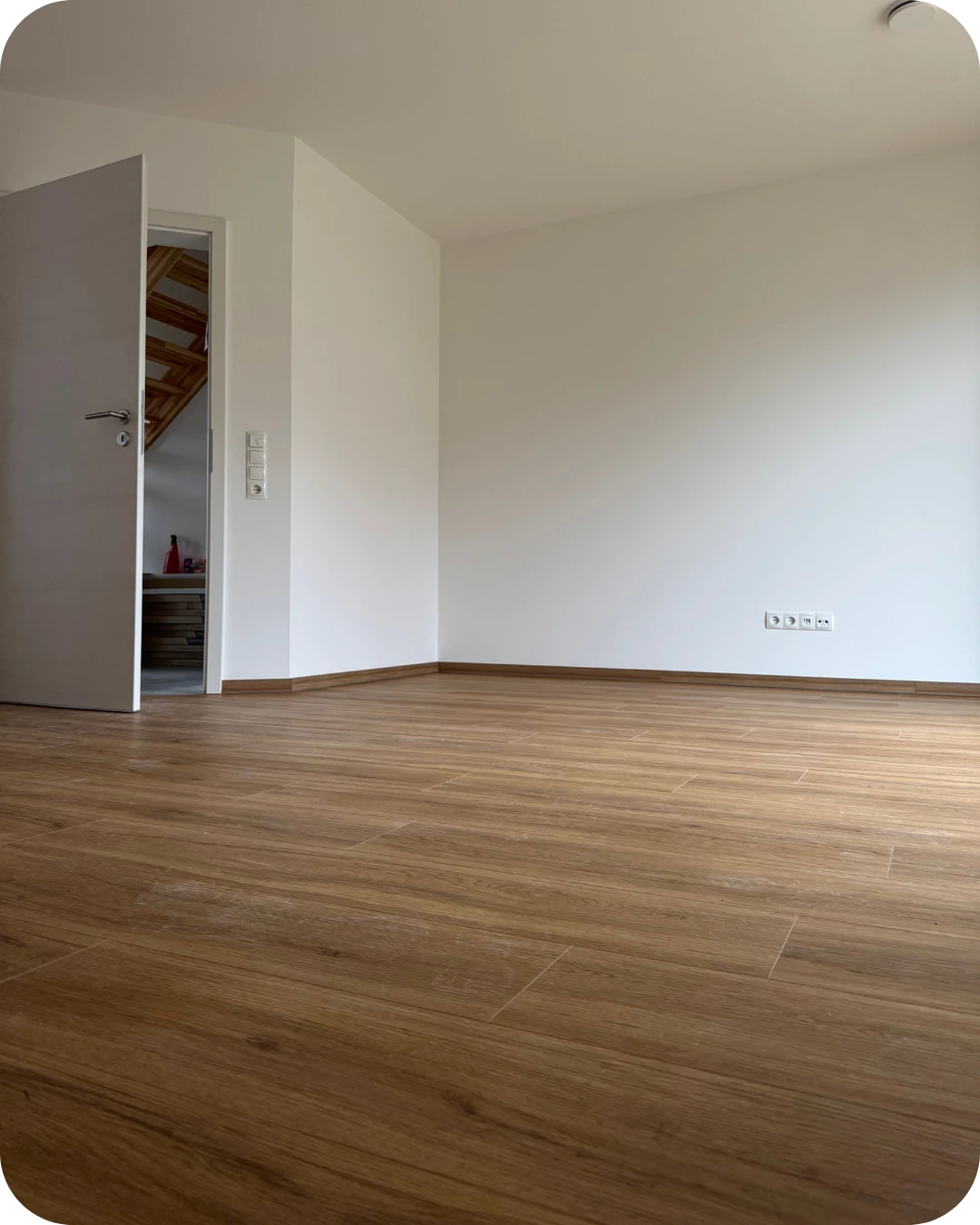 Sauber verlegter Vinylboden in einem Wohnraum bei Neumünster