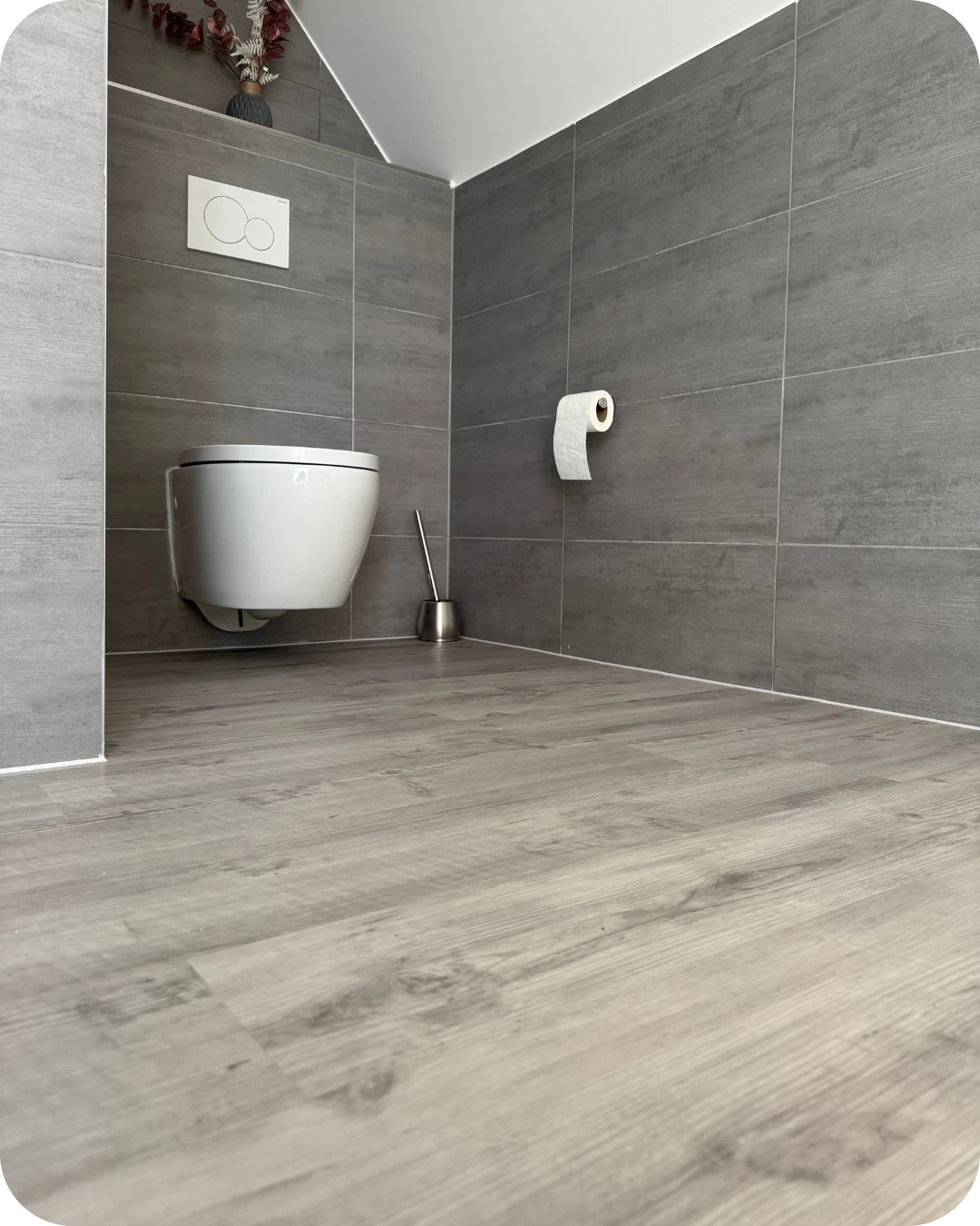 Feuchtraumgeeigneter Vinylboden im Badezimmer als Beispiel für regionale Bodenarbeiten