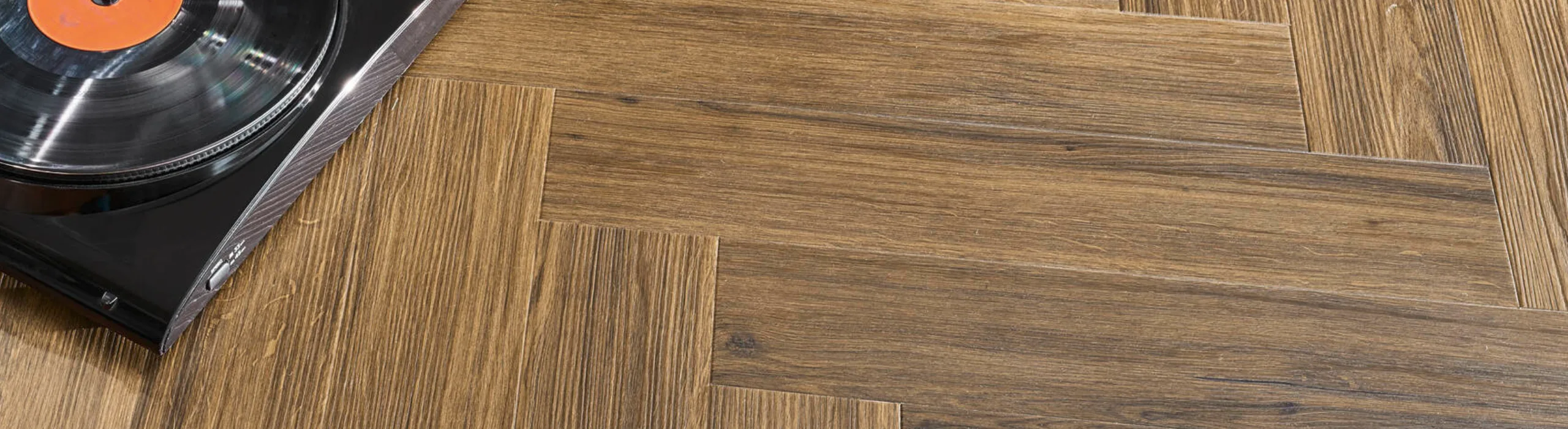 Vinylboden in Fischgrät-Optik – professionell verlegt von Ihrem Bodenleger.