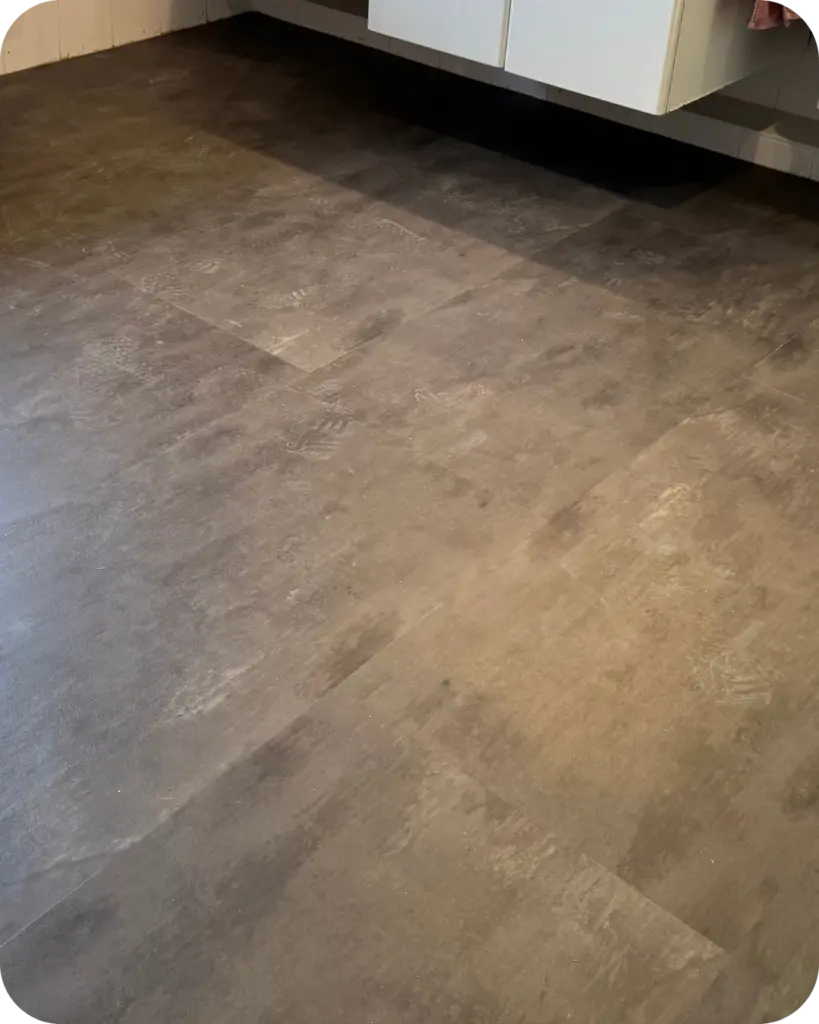 Klebevinyl-Boden in dunkler Betonoptik, verlegt von bodenhero in Neumünster