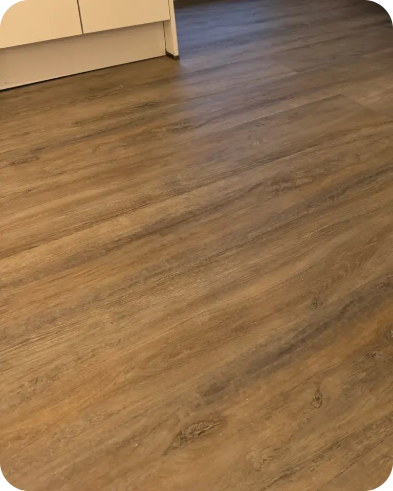 Hochwertiger Klebevinyl-Boden in warmer Holzoptik, professionell verlegt in Neumünster
