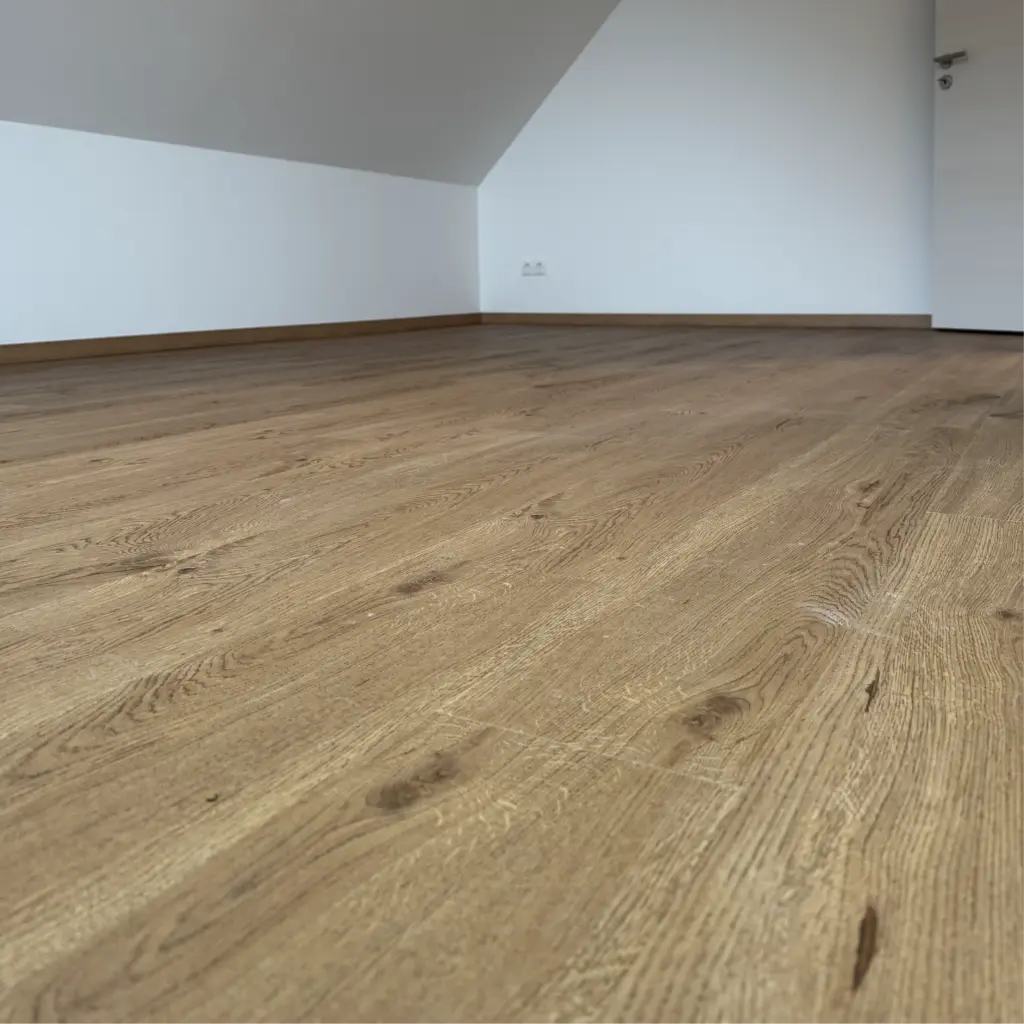 Klebevinyl in Holzoptik in einem hellen Dachraum