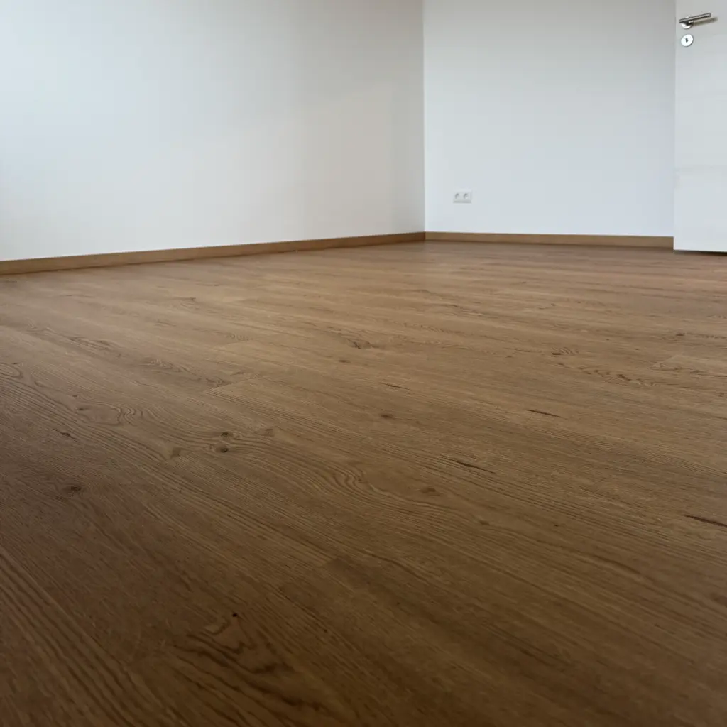 Klebevinylboden in Holzoptik fachgerecht verlegt in einem Raum in Neumünster