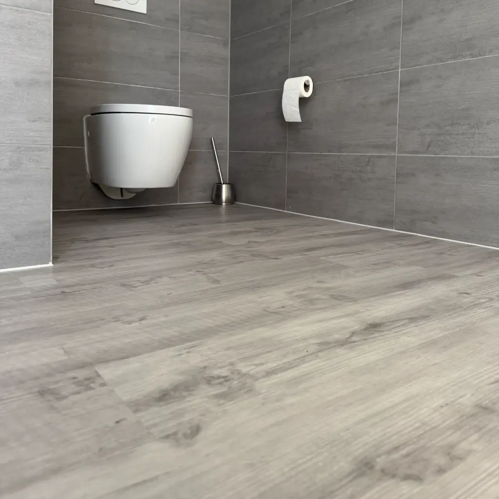 Klebevinylboden im Badezimmer fachgerecht verlegt – ideal für Feuchträume
