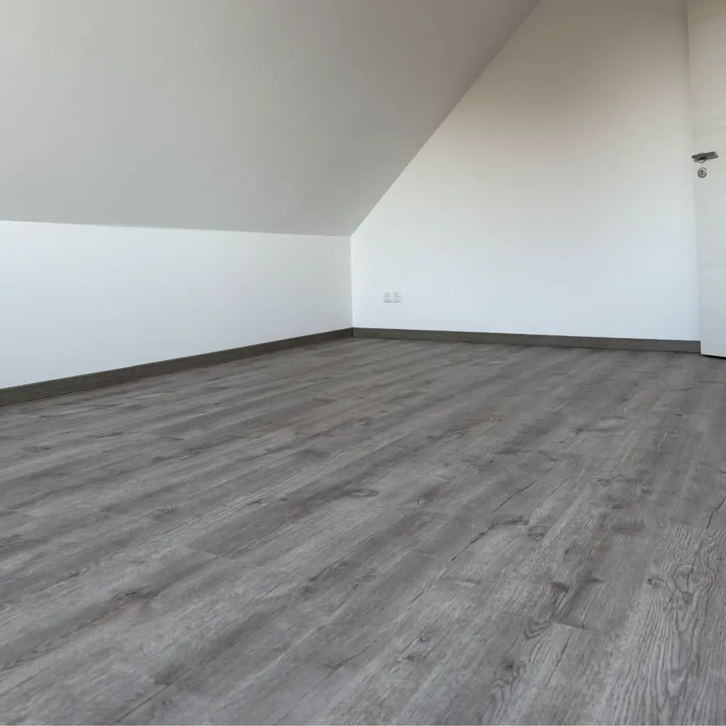 Grauer Klebevinylboden im Dachgeschoss fachgerecht verlegt in Neumünster