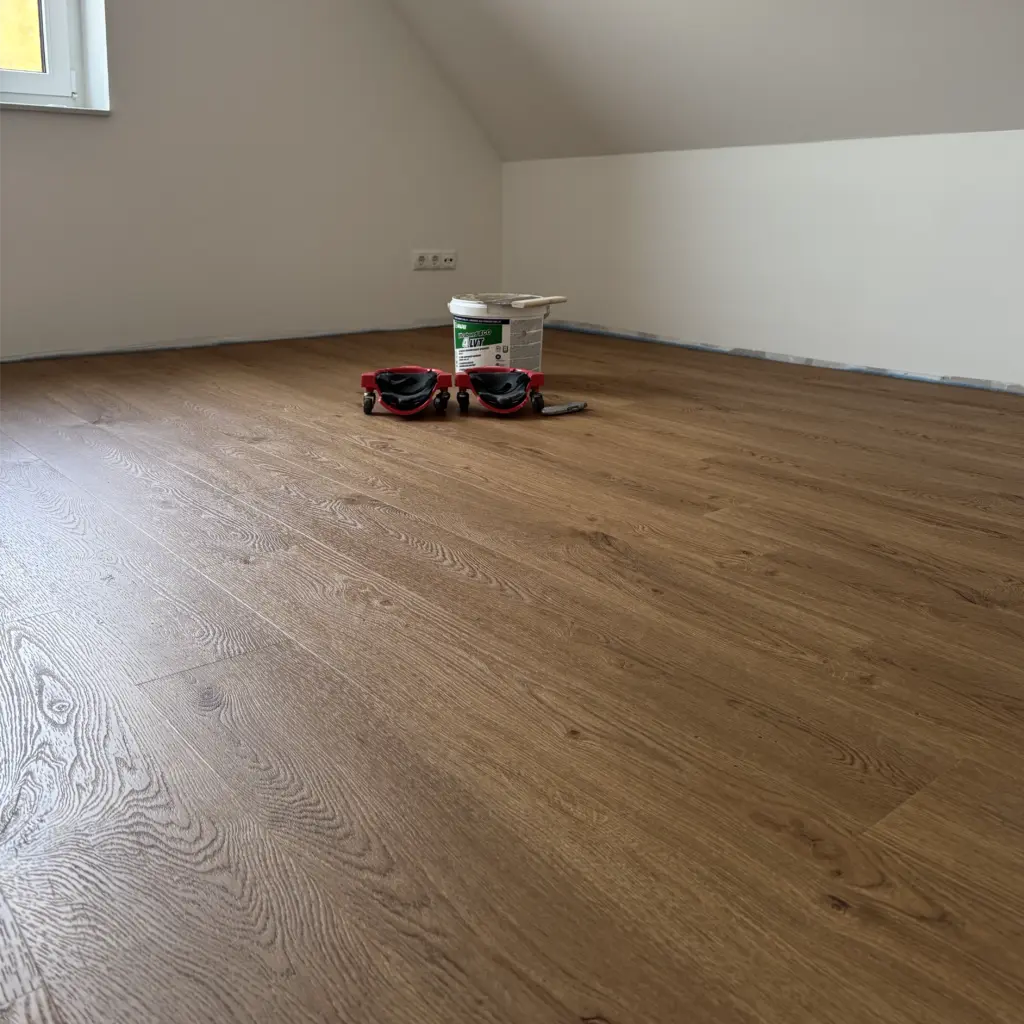 Klebevinylboden im Dachgeschoss verlegt mit Werkzeug und Kleber in Bönebüttel