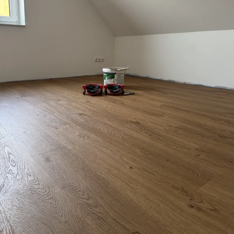 Klebevinylverlegung durch bodenhero mit Werkzeug auf der neuen Bodenfläche