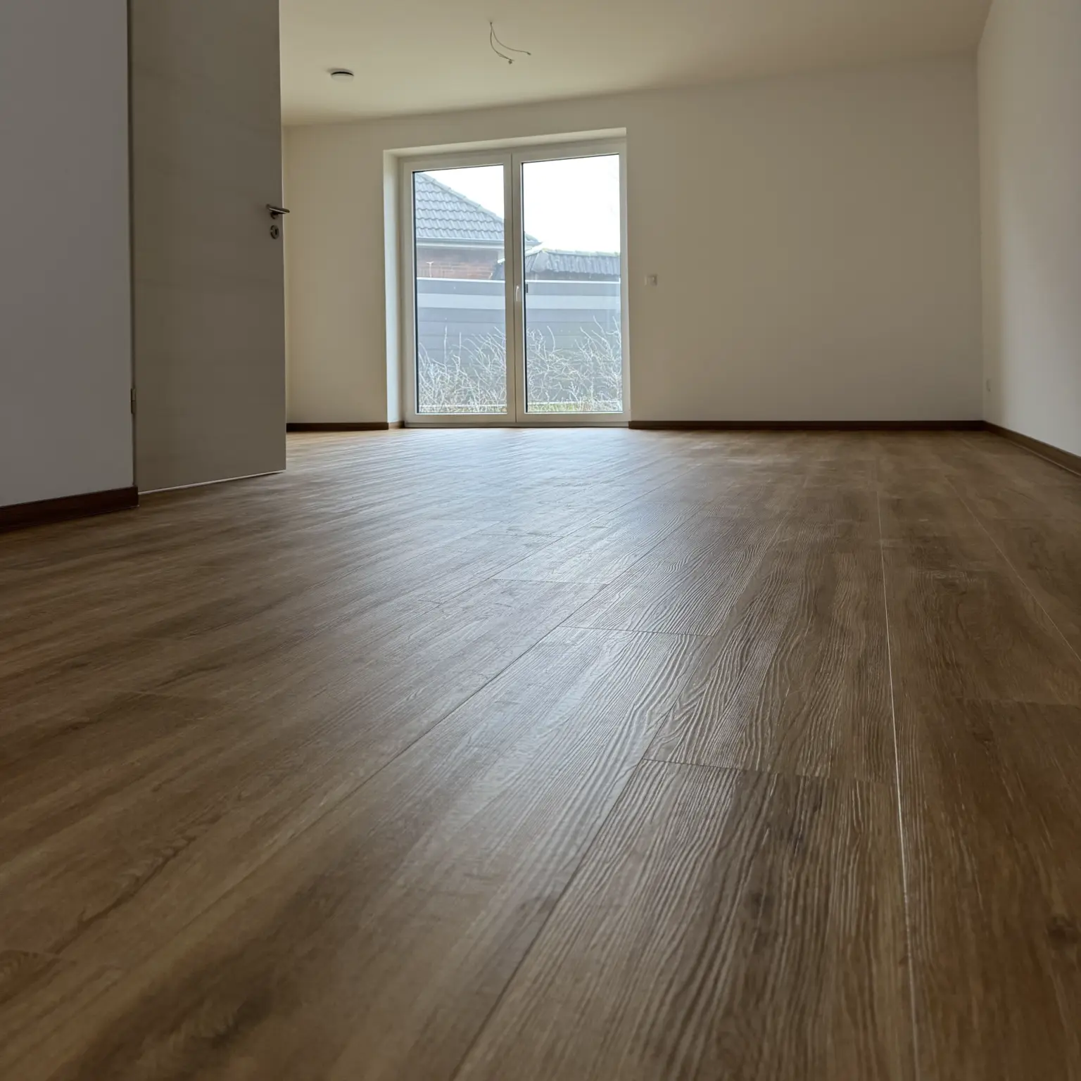 Von bodenhero verlegter Vinylboden in einem modernen Wohnraum