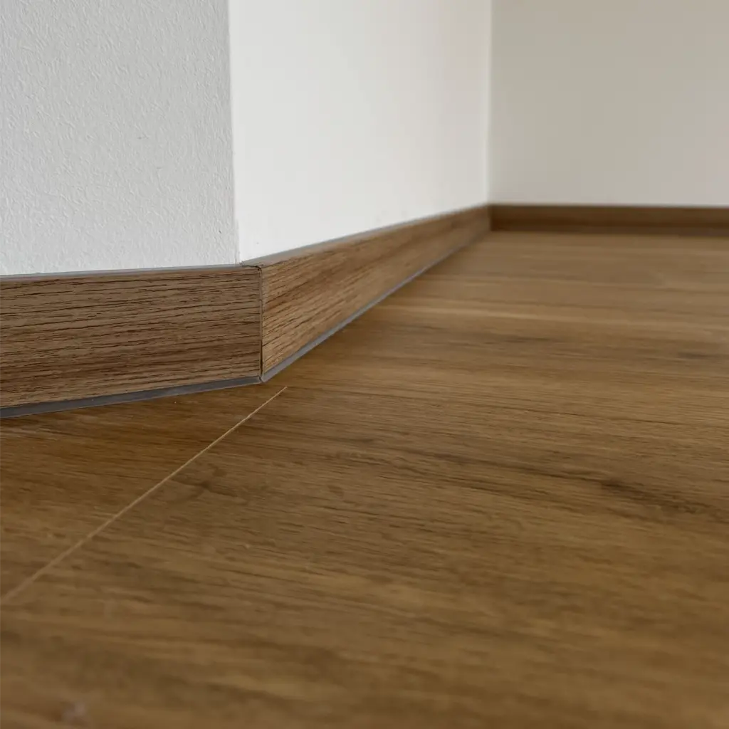 Detail der passenden Sockelleiste bei einer Klick Vinylverlegung in Bönebüttel