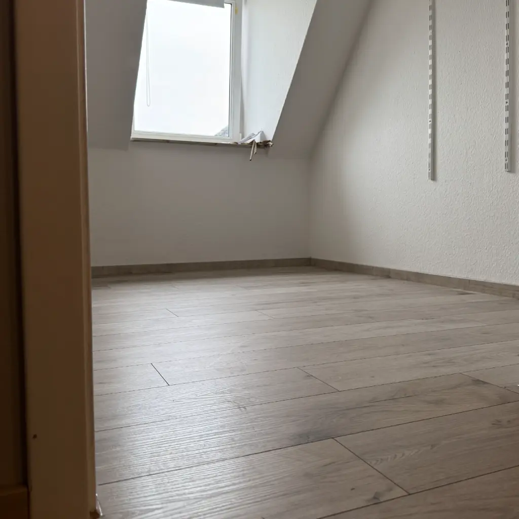Laminatverlegung im Dachgeschoss mit hellem Bodenbelag in Neumünster