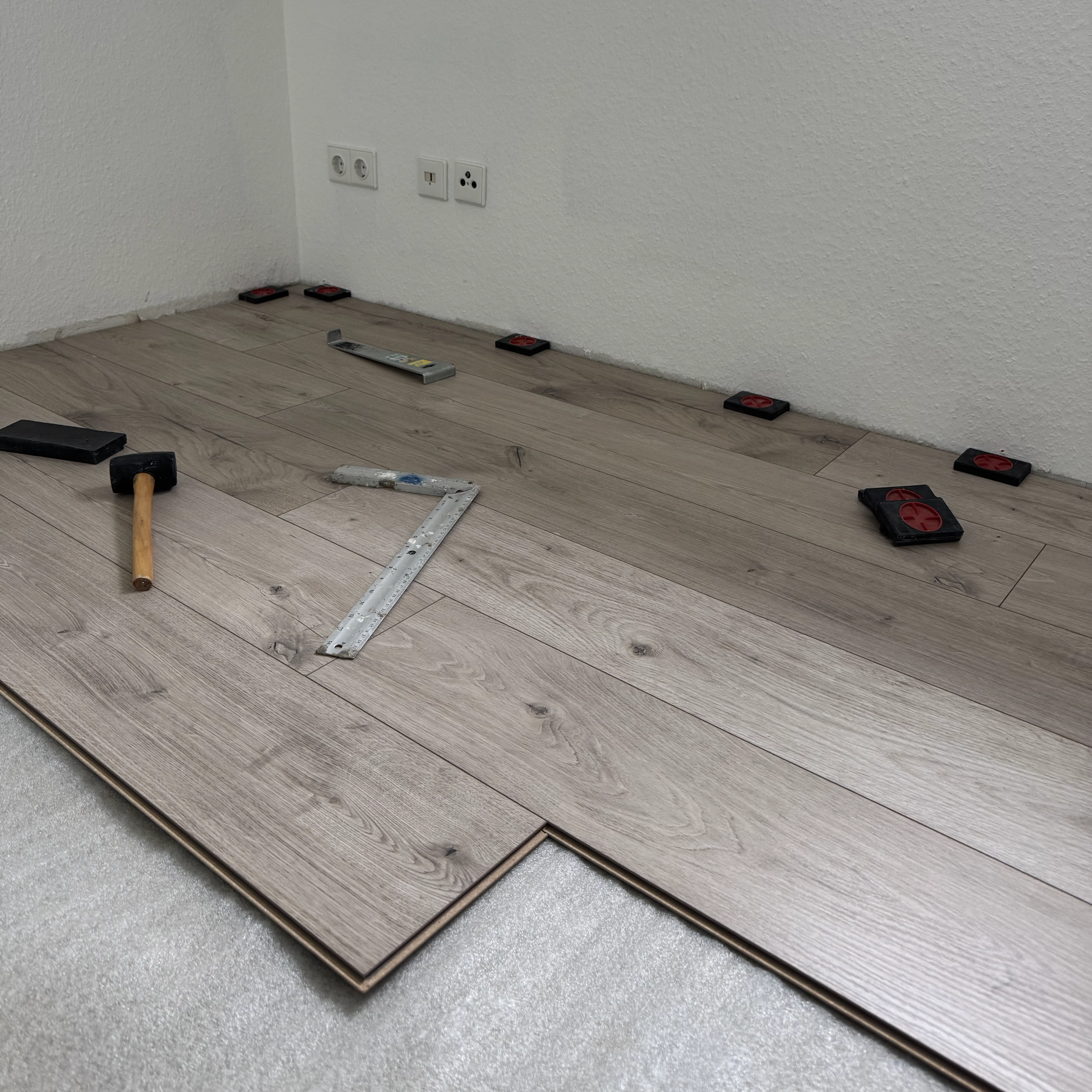 Fertig verlegter Laminatboden im Schlafzimmer in Neumünster