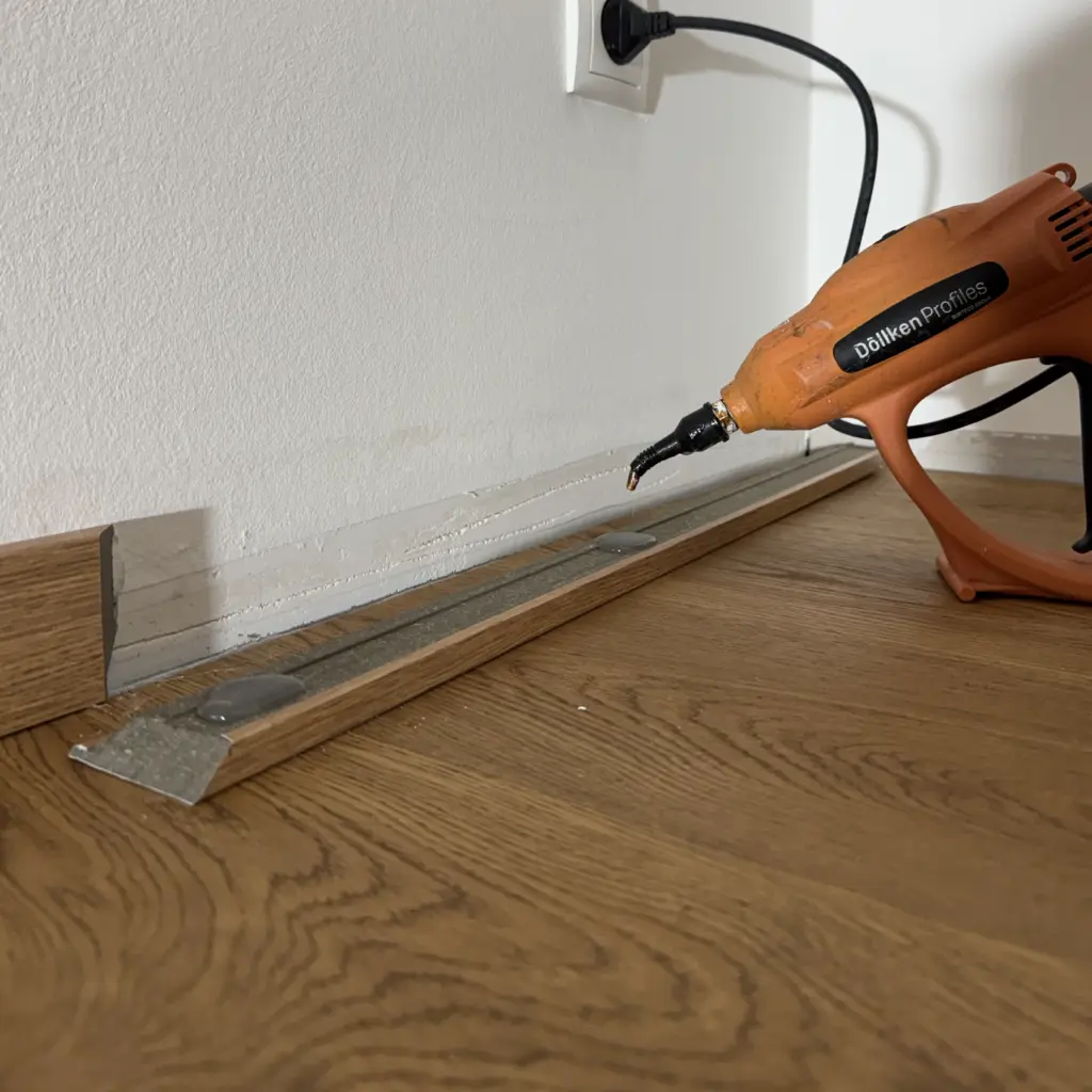 Sockelleiste mit Gehrungsschnitt aus einer Bodenarbeit von bodenhero
