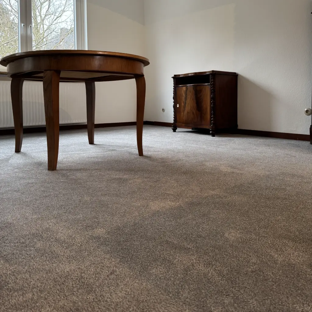 Teppichboden fachgerecht verlegt im Wohnzimmer in Neumünster mit Holzmöbeln