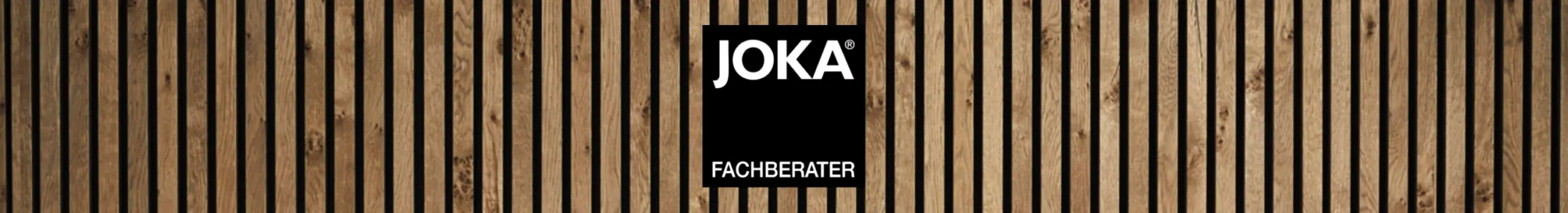 JOKA Fachberater Logo vor moderner Holz Akustikpaneel Wand
