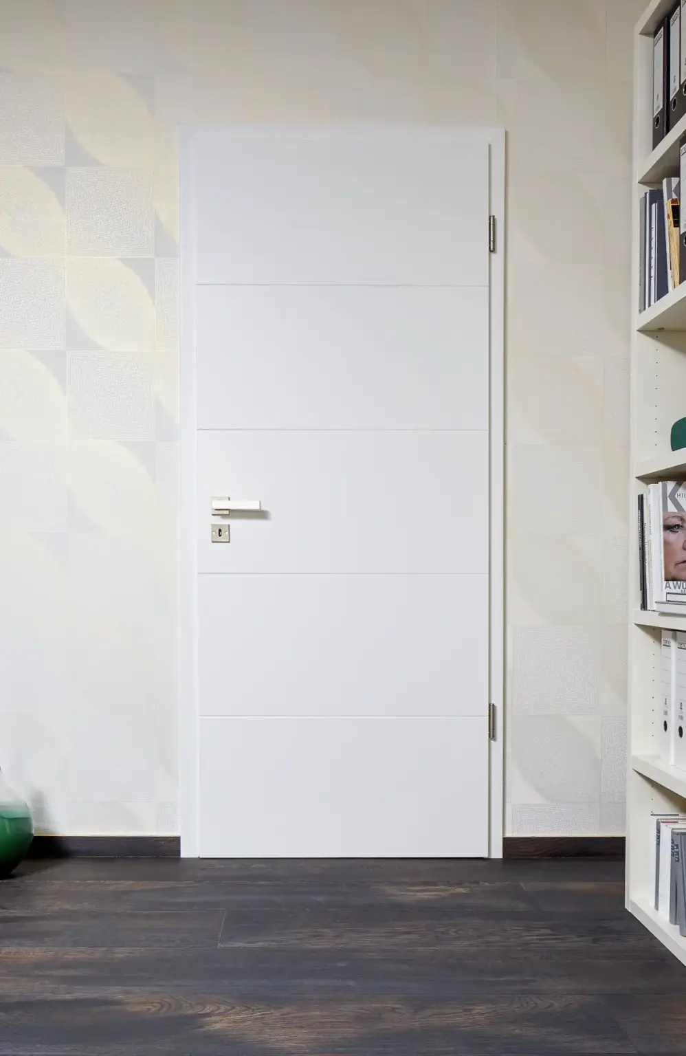 Moderne Innentür als Beispiel für eine platzsparend geplante Schiebetürlösung