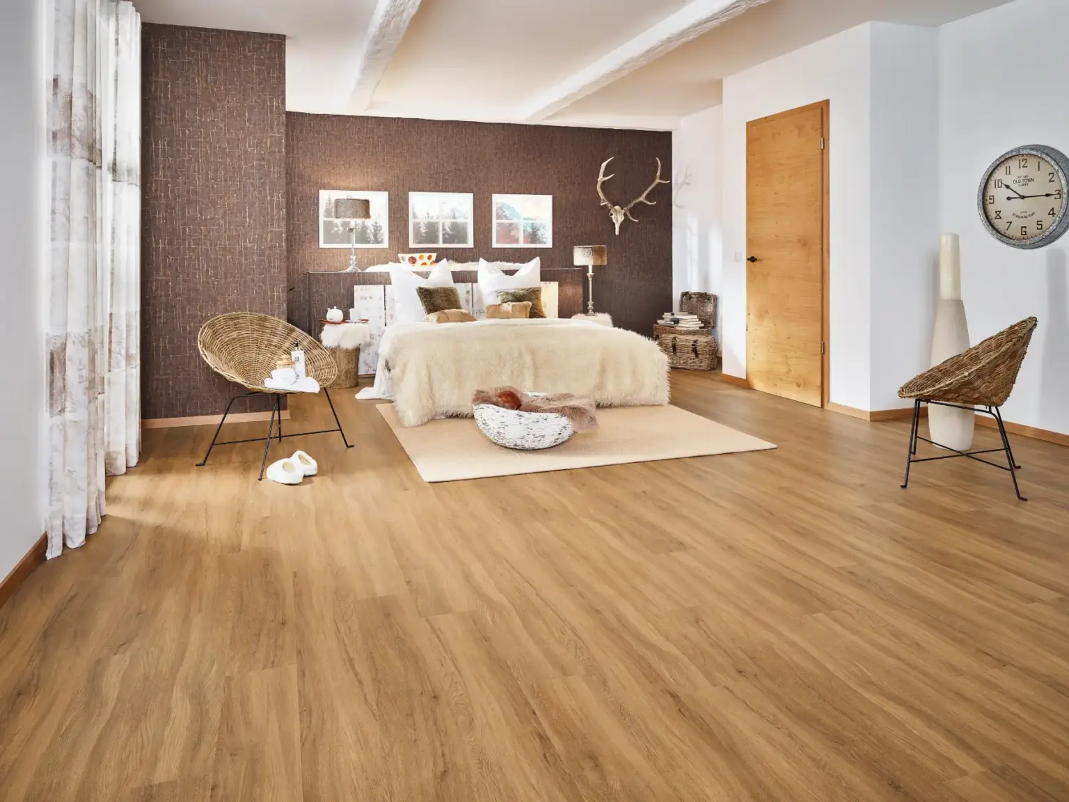 Schlafzimmer mit Vinylboden in Eiche Optik als Materialinspiration