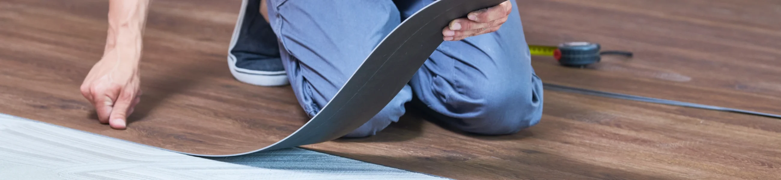 Klebevinyl-Boden wird fachgerecht verlegt